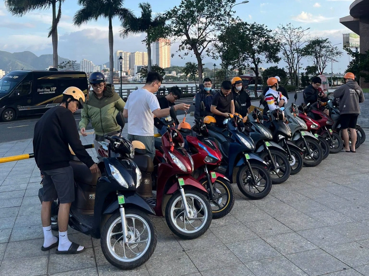 Du khách kiểm tra kỹ trước khi thuê xe máy Nha Trang