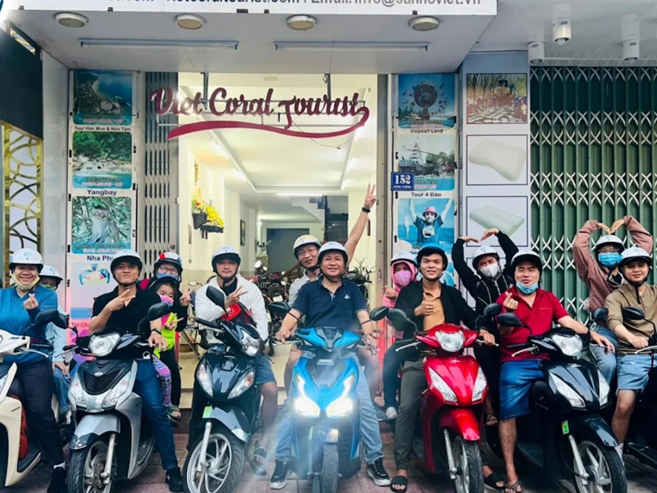 Du khách check in trước cửa hàng thuê xe máy Nha Trang